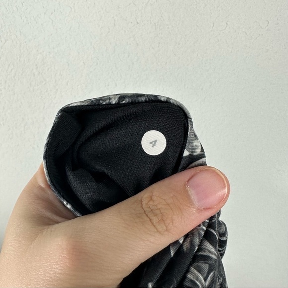 Lululemon Gray Black Flowabunga Floral Cropped Athletic Athleisure Leggings 4 - Picture 4 of 4